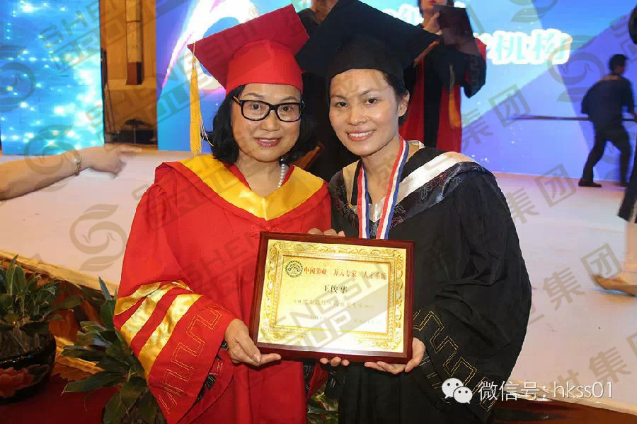 中國(guó)SPA協(xié)會(huì)永久名譽(yù)會(huì)長(zhǎng)馮華博士與王俊華總裁合影。