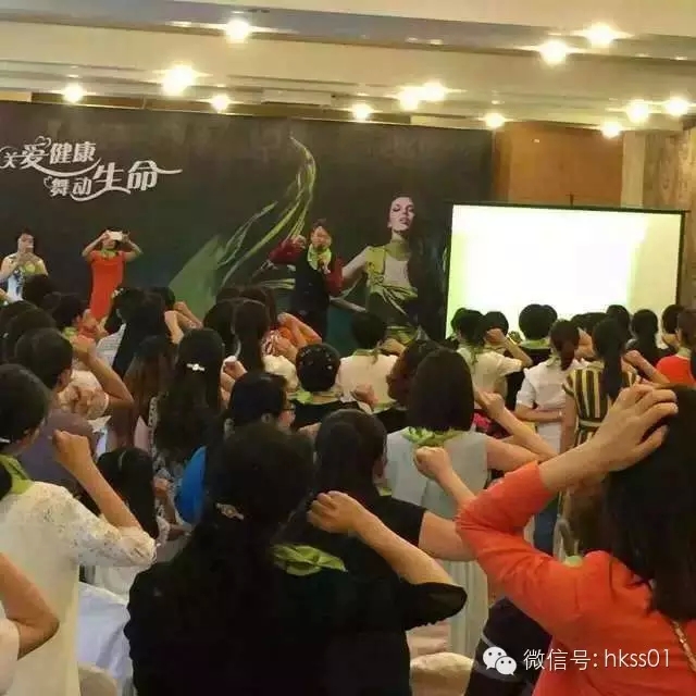 李橋博士，現(xiàn)場教大家頸部護(hù)理小妙招