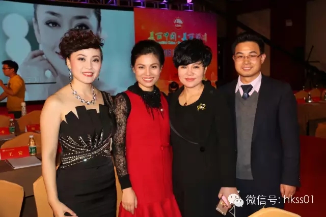 深圳美協(xié)副會長，盛世集團董事長王俊華女士作為貴賓攜華美學(xué)院王星宇校長共同出席了本次晚會